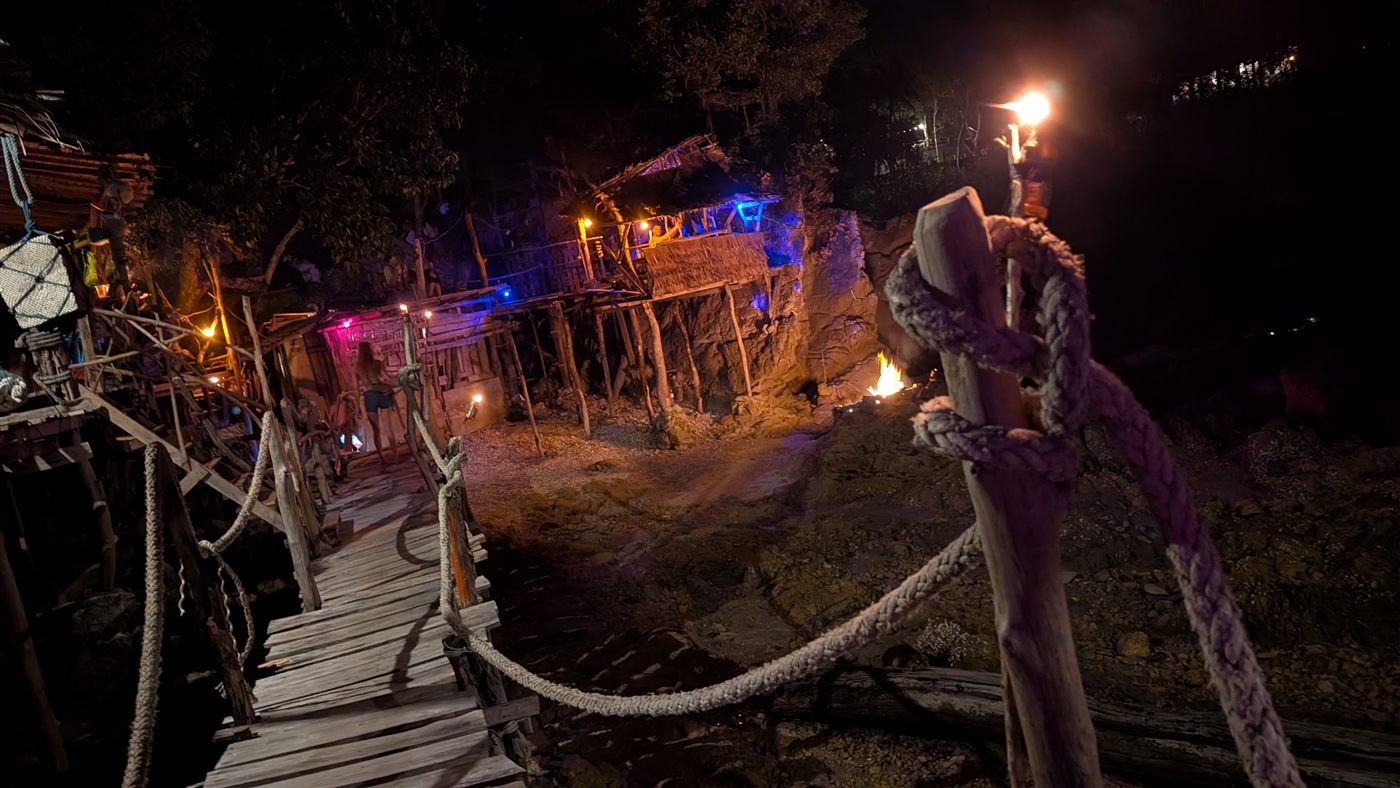 Beleuchtete Treibholz-Konstruktion der Rockbar auf Koh Phayam bei Nacht